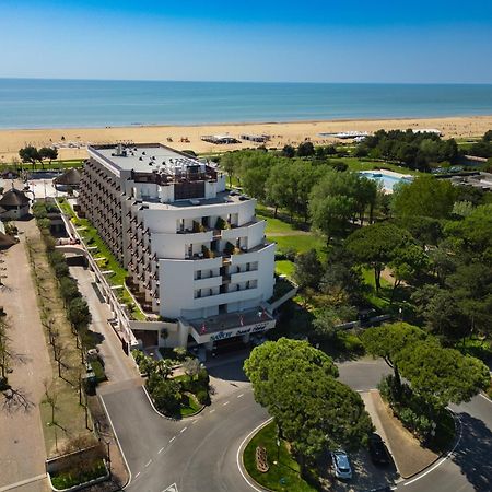 Savoy Beach Hotel & Thermal Spa Bibione Exterior foto Aerial view of the hotel