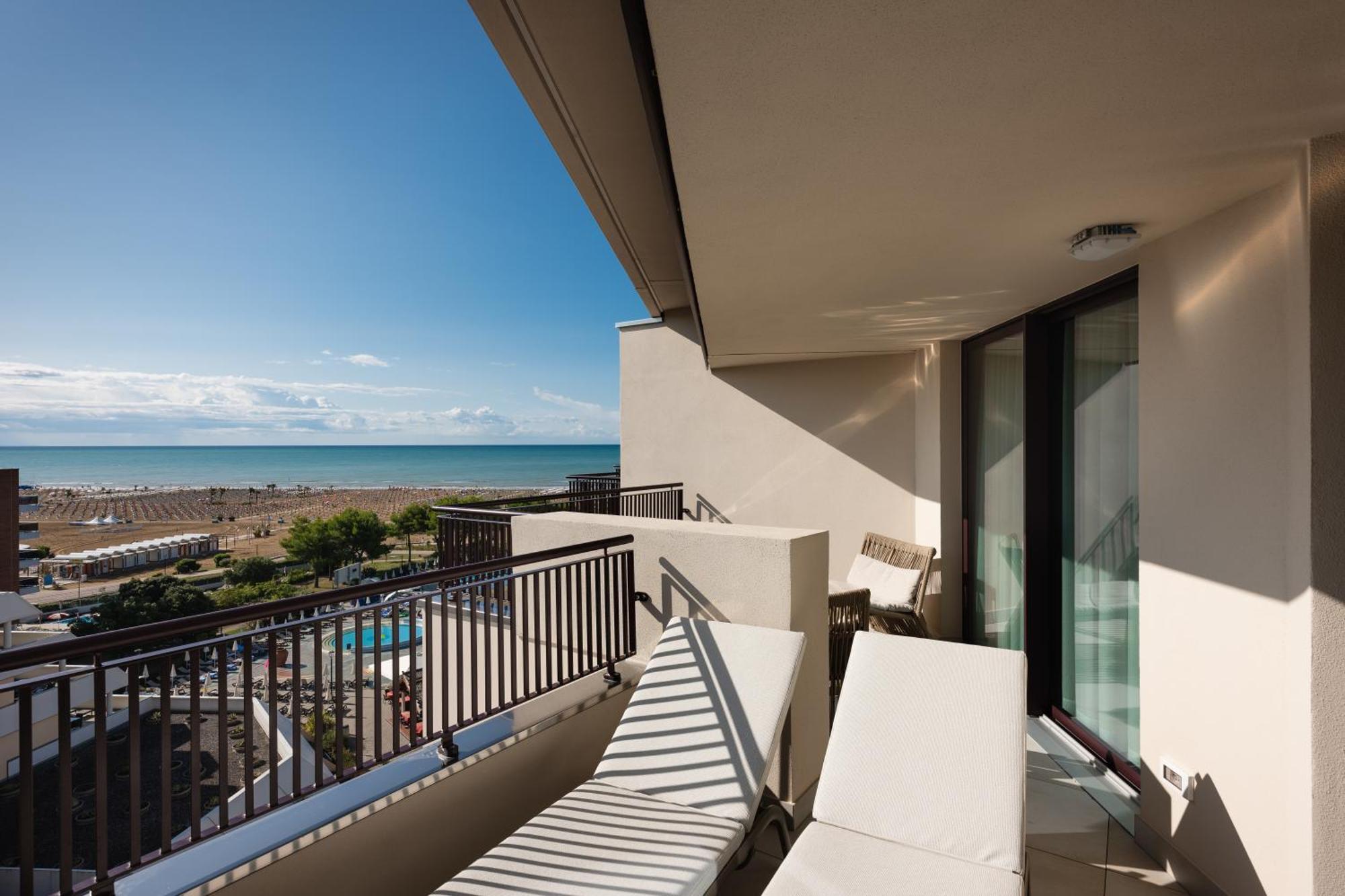 Savoy Beach Hotel & Thermal Spa Bibione Exterior foto A balcony