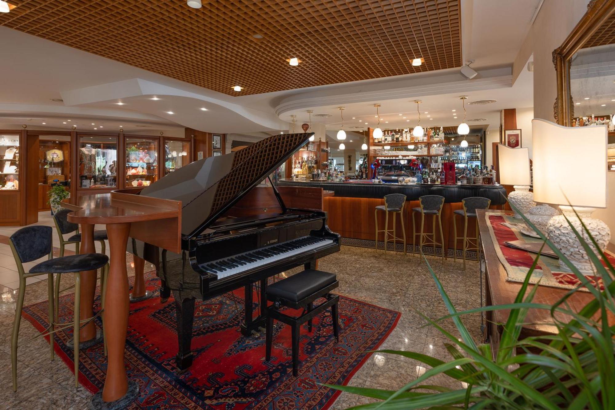 Savoy Beach Hotel & Thermal Spa Bibione Exterior foto The piano bar at the hotel