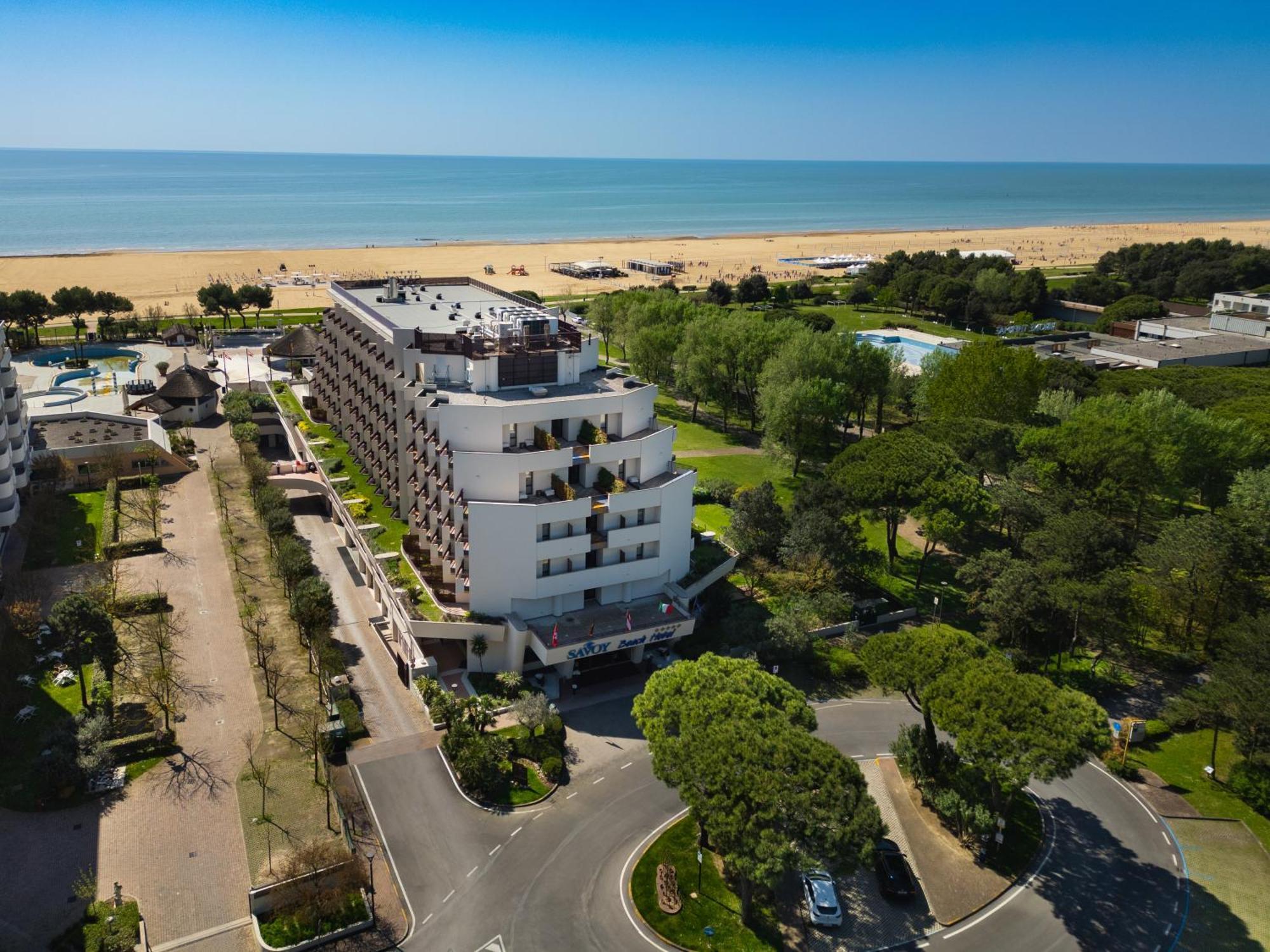 Savoy Beach Hotel & Thermal Spa Bibione Exterior foto Aerial view of the hotel